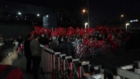 İstanbul - CHP İstanbul il binası önünde partililer toplanıyor
