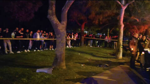 İstanbul- Kadıköy'de aydınlatma direğine çarpan otomobilde sıkışan yaralıları itfaiye kurtardı