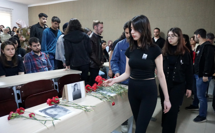 Kazada ölen üniversiteli Elif'i, boş kalan sırasında karanfiller ve fotoğraflarıyla andılar