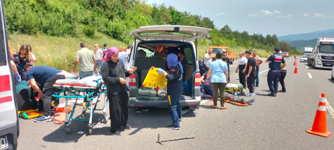 Bariyerlere çarpan minibüs takla attı: 1 ölü, 1'i çocuk 10 yaralı