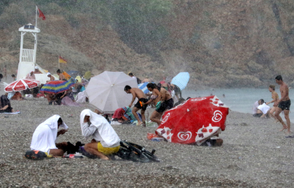Antalya'da sıcaktan bunalanlar denizde yağmura yakalandı
