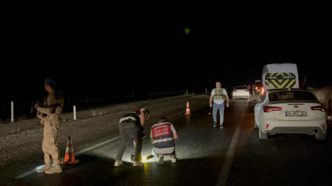 Diyarbakır'da seyir halindeki otomobile uzun namlulu silahlarla ateş açıldı: 6 yaralı