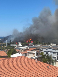 Urla'daki anız yangını korkuttu; alevler, akaryakıt istasyonuna 200 metre kala kontrol altına alındı/ Ek fotoğraflar