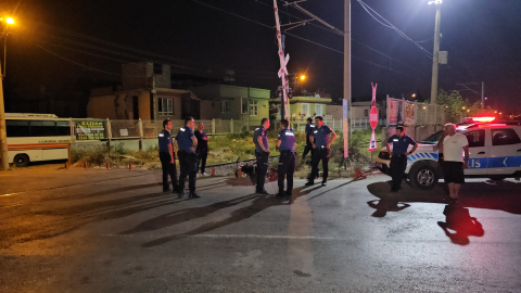 Polisten kaçarken devirdikleri motosiklete tren çarptı: 2 yaralı