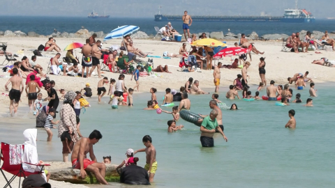 İstanbul - İstanbul'da sıcaktan bunalanlar denize girerek serinledi