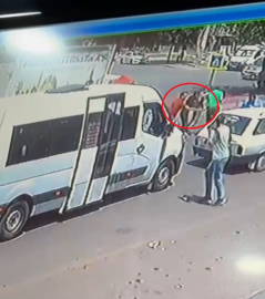 Minibüs şoförü, trafikte karşılaştığı husumetlisini tabancayla vurdu; o anlar kamerada