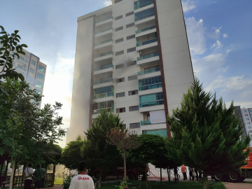 Diyarbakır’da apartman dairesinde yangın: 1 kişi dumandan etkilendi