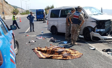 Lastiği patlayan minibüs, bariyerlere çarpıp takla attı: 1 ölü, 8 yaralı