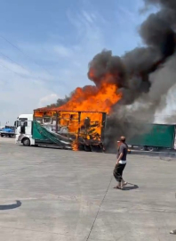 AMASYA Kaynak yapılırken yangın çıkan mobilya malzemesi yüklü TIR, kullanılamaz hale geldi (VİDEO EKLENDİ)