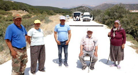 Toz nedeniyle güllerinin kuruduğunu söyleyip, arazisinden geçen yolu kapattı