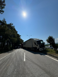 3 TIR birbirine girdi;  kara yolu kapandı