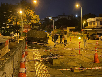 Ankara'da iş makinası TIR'dan düştü, faciadan dönüldü