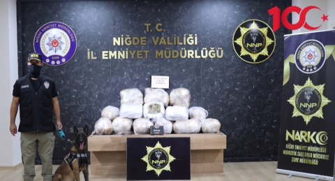 Niğde'de polisin durdurduğu TIR'dan 86 kilo 950 gram esrar ele geçirildi