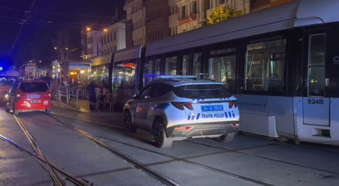 İstanbul-Fatih'te dengesini kaybederek raylara düşen bir kişi tramvayın altında kalarak hayatını kaybetti