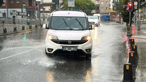 Kartal'da sağanak etkili oldu; hazırlıksız yakalanan vatandaşlar zor anlar yaşadı