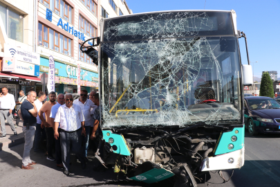 Kayseri'de freni boşalan halk otobüsü, kaldırımda iki yayaya çarptı: 4 yaralı