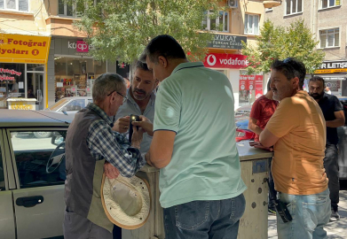 Polis ve arkadaşları sayesinde parasını kaptırmaktan kurtuldu