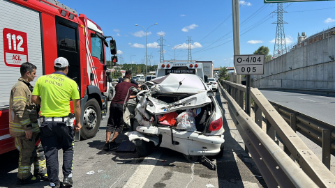 İstanbul - Sultanbeyli TEM Otoyolu'nda TIR otomobile çarptı: 1'i çocuk 2 yaralı