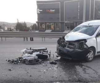 Motosiklet ile hafif ticari araç kafa kafaya çarpıştı: 1'i ağır 2 yaralı