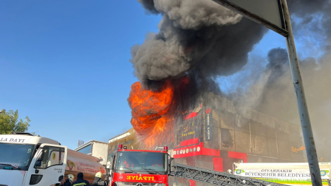 Diyarbakır'da otomobil yedek parça dükkanında yangın; 6 yaralı (2)