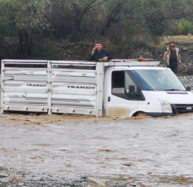 Sular yükselince kamyonetiyle çayda mahsur kalan sürücü kurtarıldı