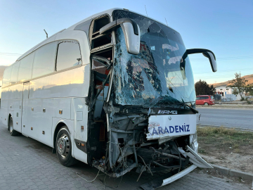 Afyonkarahisar'da yolcu otobüsü ile kamyon çarpıştı: 1 ölü, 19 yaralı