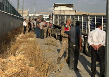 Şanlıurfa'da TIR'a dorse bağlamak isterken körüğün patlamasıyla öldü