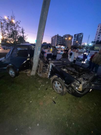 Aydınlatma direğine çarpan otomobil, ikiye bölündü: 1 yaralı