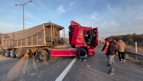 Anadolu Otoyolu'nda TIR devrildi; Ankara yönü ulaşıma kapandı (2)