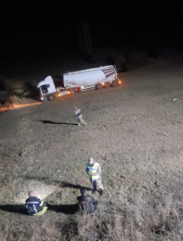 Karşı şeride geçen TIR tarlaya savruldu: 1 ölü, 2 yaralı