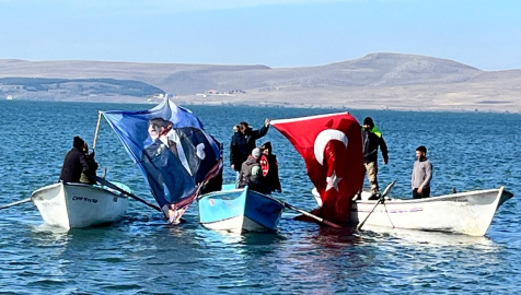 Çıldır Gölü'nde balıkçılardan Ata’ya saygı