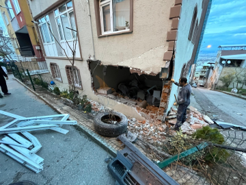 Kamyonet, önünde sürüklediği minibüsle eve girdi / Ek fotoğraflar