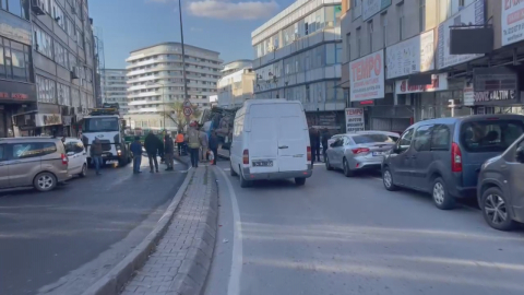 İstanbul- Güngören'de yol çöktü; 2 kamyon çukura düştü -2 / Ek görüntü