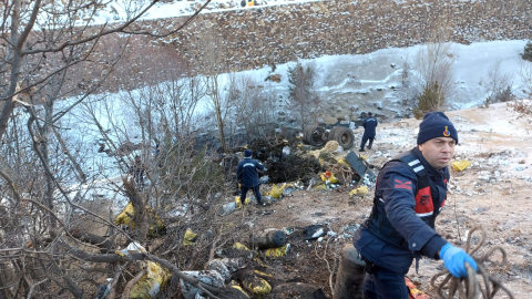 Uçuruma yuvarlanan kamyonun şoförü öldü; cenazeye sabah ulaşılabildi