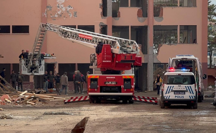 İskeleden düşen işçi yaralandı