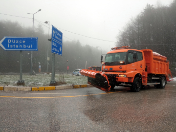 Anadolu Otoyolu'nun Bolu Dağı geçişinde kar yağışı (2)