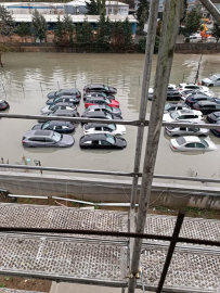 İstanbul - Sarıyer'de yağış sonrası otoparktaki sıfır araçlar su içinde kaldı