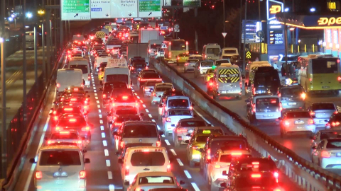 İstanbul- İstanbul'da trafik yoğunluğu yüzde 80'e ulaştı