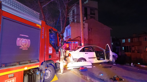 Bursa'da otomobil elektrik direğine çarptı: 1 ölü, 3 yaralı